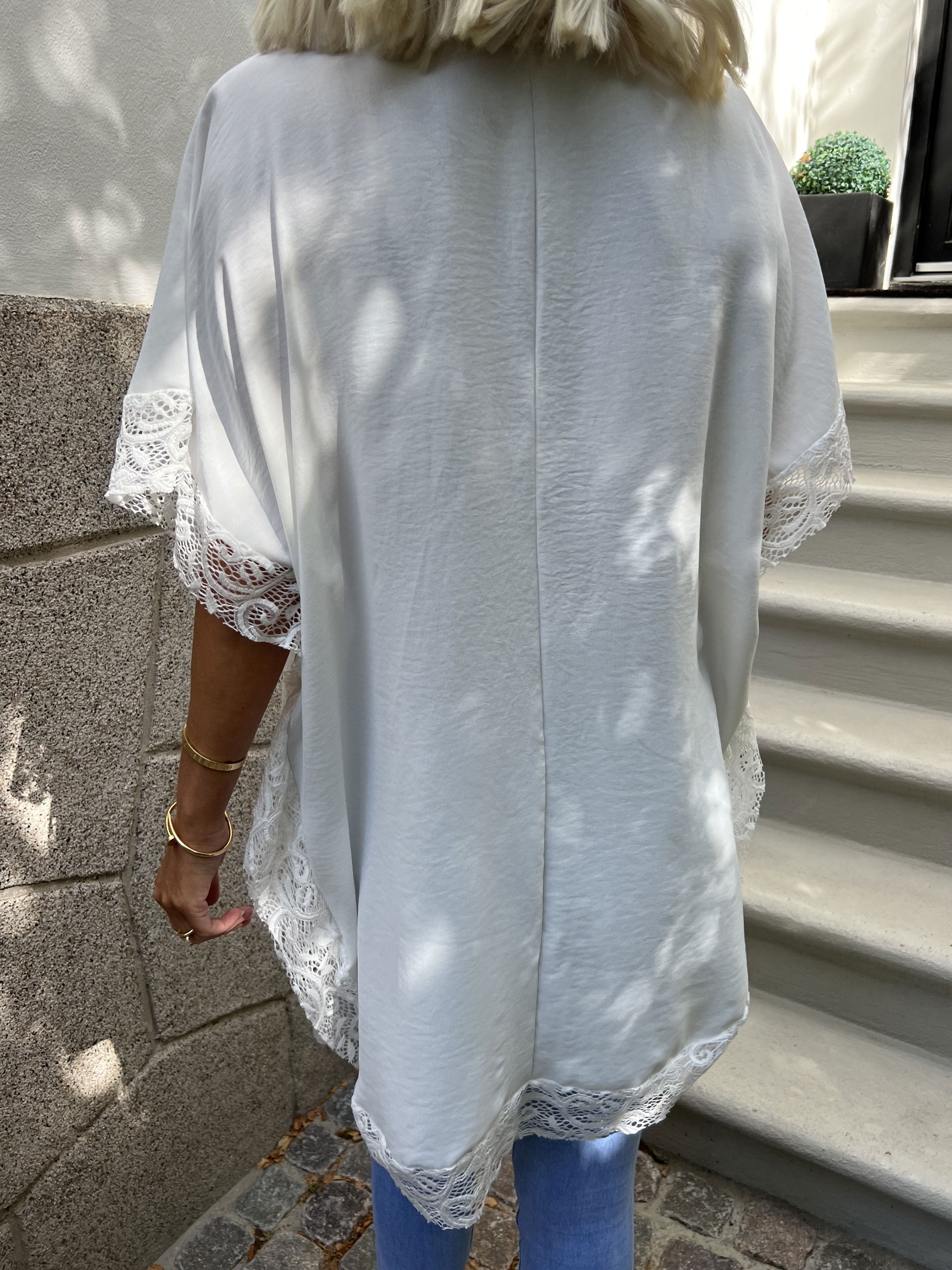 Sofie - Oversize tunika med lynlås og blonder